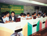 基本法頒佈7周年<br> 2000年10月20日，“澳門基本法與澳門特別行政區法律常識問答比賽”的學生組隊伍正進行比賽。 
