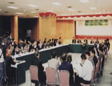 基本法頒佈9周年<br> 2002年3月28日，為紀念《基本法》頒佈9周年舉辦的“基本法與澳門發展”學術研討會，在中華總商會舉行。 
